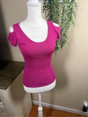bebe Magenta Cold-Shoulder Scoop Neck Tank Top